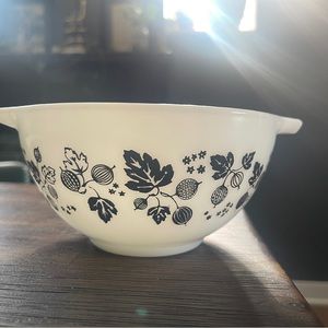 Vintage PYREX black gooseberry 441